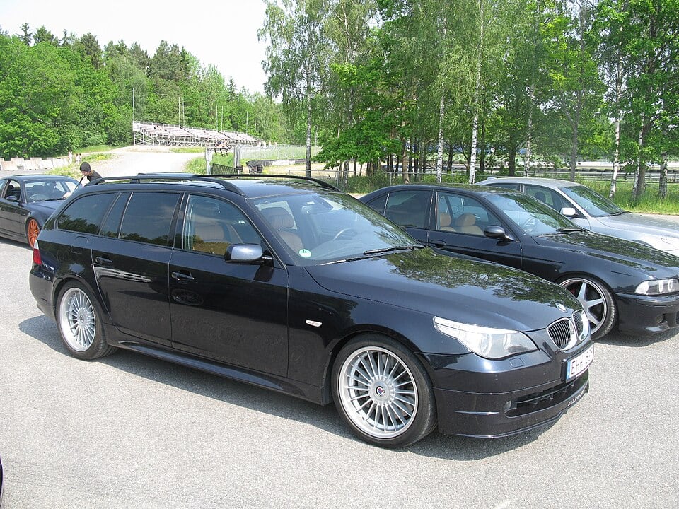 4.4 V8
